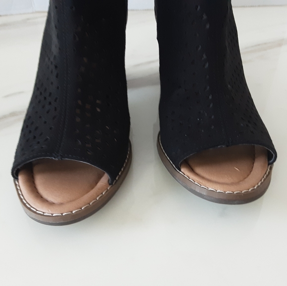 DR. SCHOLL'S Peyton Perforated Stack Heel Peep-Toe Ankle Boots Sz.8.5 - Picture 4 of 9